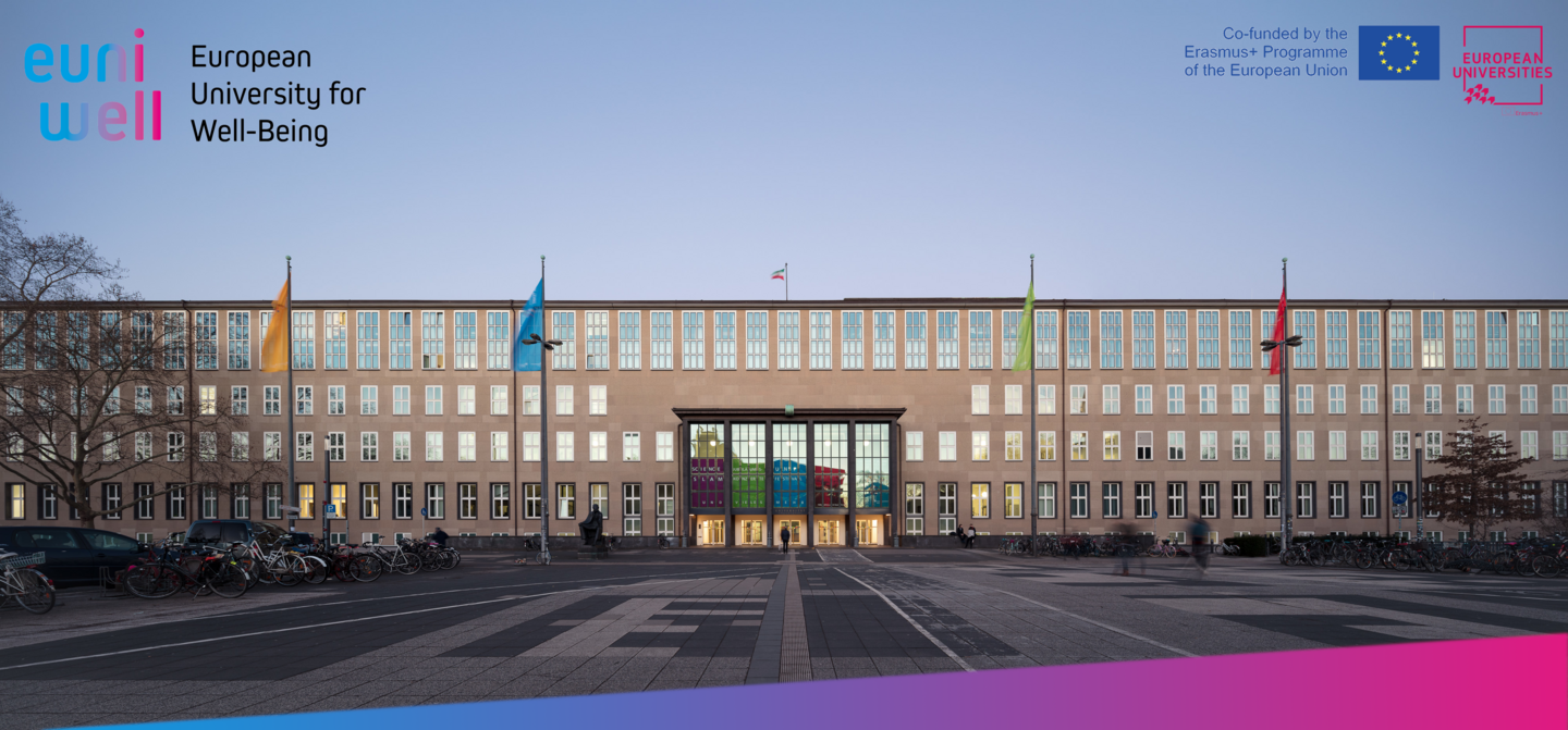 Das Foto zeigt das Hauptgebäude der Universität zu Köln mit Vorplatz. Im Vordergrund ist ein grafisches Element zu sehen, das den EUniWell-Farbverlauf von Hellblau über Lila nach Pink abbildet. Im linken oberen Bildrand ist das EUniWell-Logo zu sehen, rechts sind die Logos des Fördermittelgebers Erasmus+ sowie der European University Initiative eingeblendet.